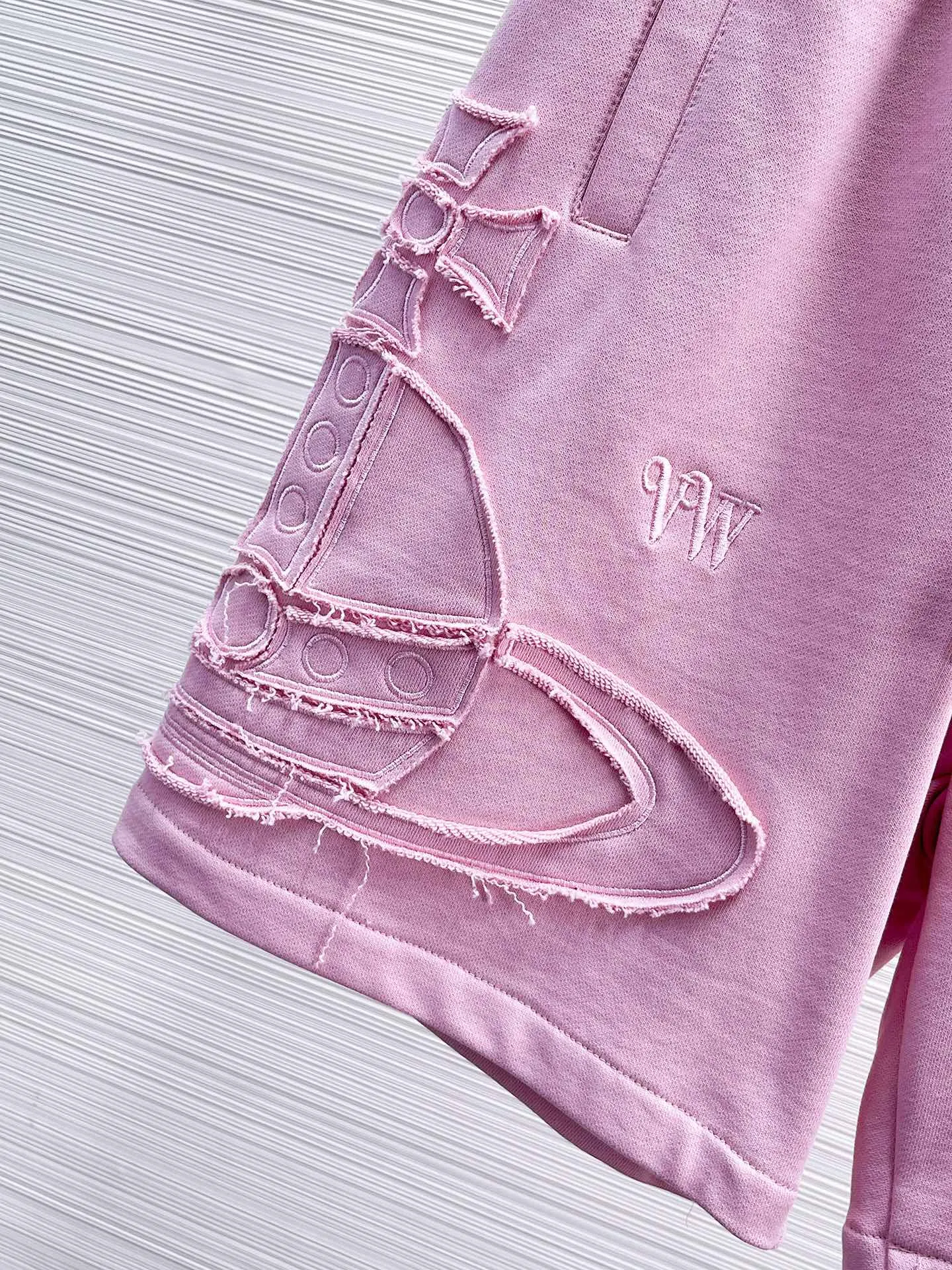 The Queen Mother's three-standard complete 2026 summer New Arrival men's casual shorts, advanced custom-made fabric Breathable fabric, Breathable elasticity and comfort, impeccable details, top-grade accessories, original logo design concept, delicate and soft feel! The upper body fit is awesome! Size: M-XXXL Please state your height and weight when ordering